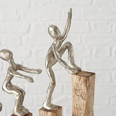 Sculptuur klimmend naar de top