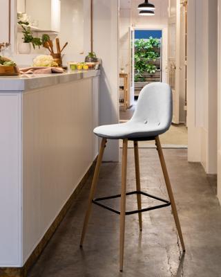 Kave Home Barkruk 'Nolite' (zithoogte 75cm), kleur lichtgrijs