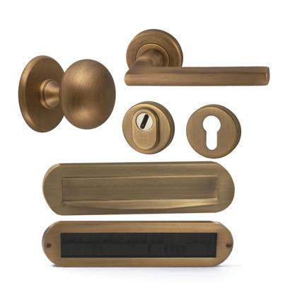 Hardbrass Voordeurset Iris/Sara compleet rechtswijzend SKG3 met kerntrekbeveiliging - mat brons Hardbrass Voordeurset Iris/Sara compleet rechtswijzend SKG3 met kerntrekbeveiliging - mat brons