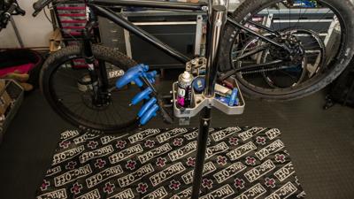 Muc-Off Vloermat Bike Mat 70x209cm Zwart/Wit/Roze Muc-Off Vloermat Bike Mat 70x209cm Zwart/Wit/Roze