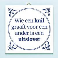Tegeltje Wie een kuil graaft voor een ander is een uitslover - thumbnail