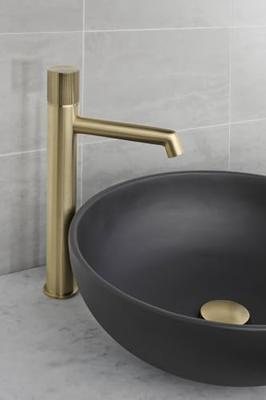 Ben Engraved Line verhoogde wastafelkraan Geborsteld messing