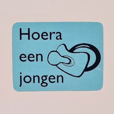 Etiket Hoera een jongen blauw/zwar 25x25