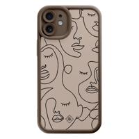 iPhone 11 bruine case - Abstract faces - thumbnail