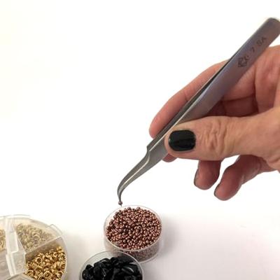 Pincet met zeer fijne gebogen uiteinden voor gemakkelijk grijpen in krappe ruimtes Pincet met zeer fijne gebogen uiteinden voor gemakkelijk grijpen in krappe ruimtes