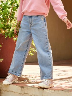 Wijde meisjesjeans met rafels aan de onderkant gebleekt denim Wijde meisjesjeans met rafels aan de onderkant gebleekt denim