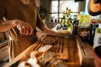 Fiskars Functional Form Set bamboe broodsnijplank en mes - thumbnail