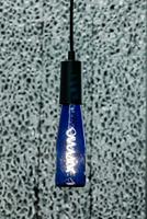LED lamp in een blauwe bierfles en met een spiraalvormige LED gloeidraad E27 fitting - thumbnail