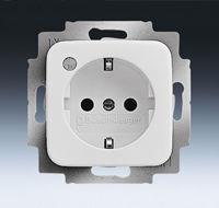 Busch-Jaeger wandcontactdoos 1-voudig met randaarde en overspanningsbeveiliging inbouw creme - thumbnail