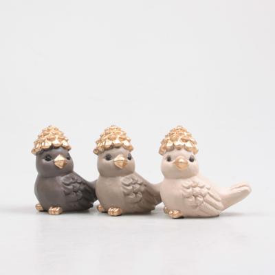 Vogel met dennenappel 10x6,5x10cm 3 ass