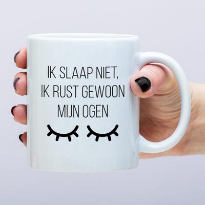Mok Ik Slaap Niet, Ik Rust Gewoon Mijn Ogen