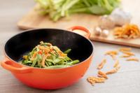 Le Creuset Wokpan / Balti Dish - Oranjerood - ø 24 cm / 2.7 liter - geëmailleerde anti-aanbaklaag - thumbnail