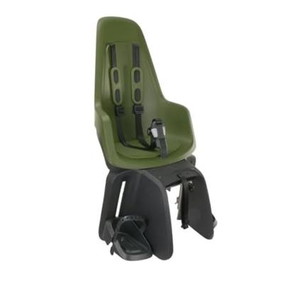 Maxi One Olive Green drager bev Achterstoeltje