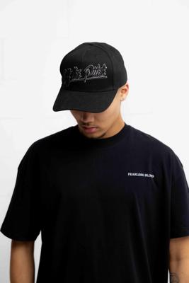 Off The Pitch Script Pet Heren Zwart - Maat One Size - Kleur: Zwart | Soccerfanshop Off The Pitch Script Pet Heren Zwart - Maat One Size - Kleur: Zwart | Soccerfanshop