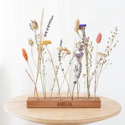 Droogbloemen in gepersonaliseerde houten houder met naam Droogbloemen in gepersonaliseerde houten houder met naam