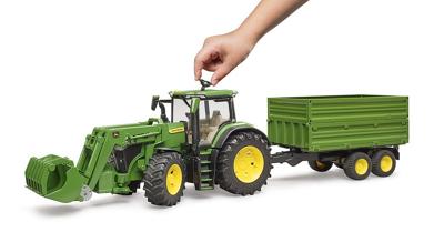 John Deere 7R 350 met voorlader en trailer van Bruder