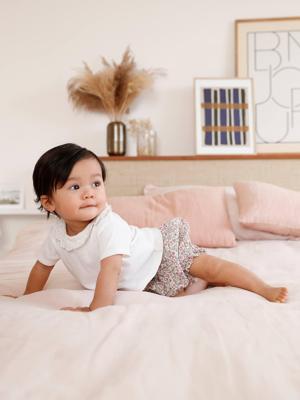 Set T-shirt met kraag en kort broekje met bloemen geboorte ecru