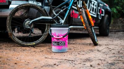 Muc-Off Dirt Bucket Kit reinigingsmiddel Muc-Off Dirt Bucket Kit reinigingsmiddel