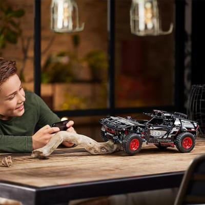 LEGO Technic 42160 Audi RS Q e-tron, op afstand bestuurbare rallyauto, off-road Dakar-model - thumbnail