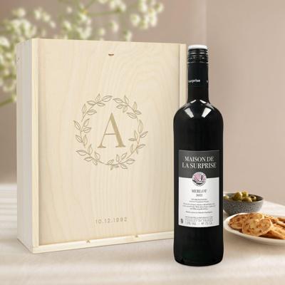 Wijnpakket in gegraveerde kist - Maison de la Surprise - Merlot, Syrah en Sauvignon Blanc Wijnpakket in gegraveerde kist - Maison de la Surprise - Merlot, Syrah en Sauvignon Blanc