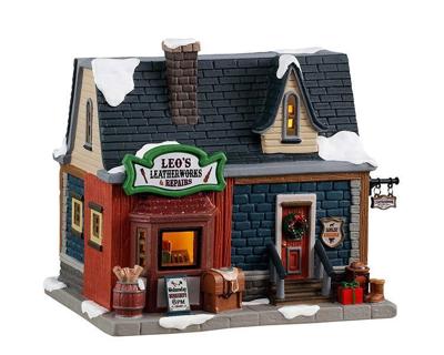 Lemax leo&apos;s leatherworks & repairs verlicht kersthuisje Vail Village 2025
