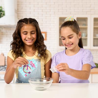 Moose Toys Cookeez makery freezy cakez