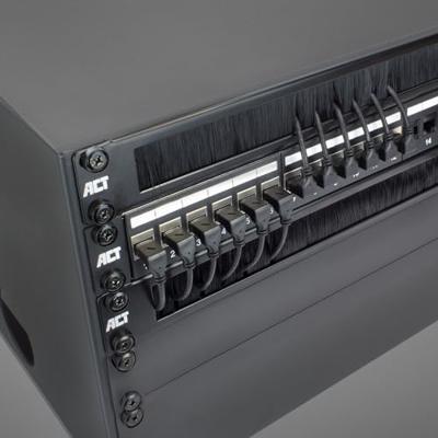 ACT Zwarte 5 meter U/UTP CAT6A LSZH slimline patchkabel met RJ45 connectoren. recht naar 90° haaks ACT Zwarte 5 meter U/UTP CAT6A LSZH slimline patchkabel met RJ45 connectoren. recht naar 90° haaks
