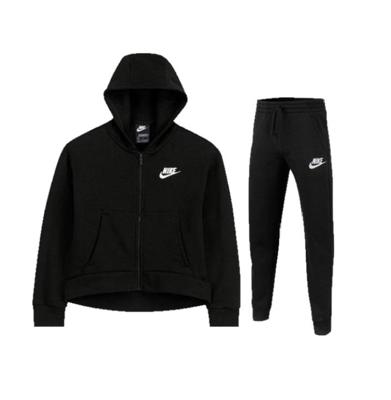 Nike NSW Club Fleece Trainingspak Girls Zwart - Maat 128 - Kleur: Zwart | Soccerfanshop