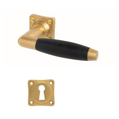 De Oude Deurklink Deurklink Klassiek Geveerd, Messing getrommeld met Sleutelrozet, Vierkant De Oude Deurklink Deurklink Klassiek Geveerd, Messing getrommeld met Sleutelrozet, Vierkant