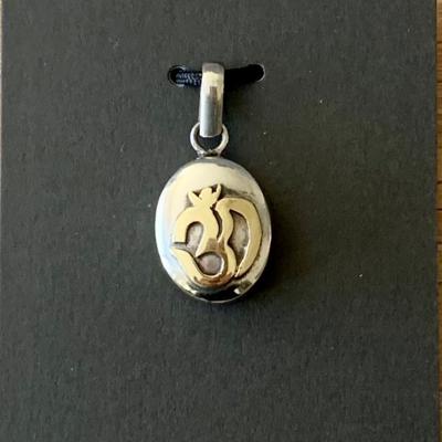 Tibetaanse Medaillon Hanger Ohm (2 x 1,5 cm) Tibetaanse Medaillon Hanger Ohm (2 x 1,5 cm)