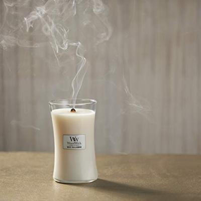 WoodWick Geurkaars Large White Tea & Jasmine - 18 cm / ø 10 cm - Geurkaars in Glas - Houten Lont WoodWick Geurkaars Large White Tea & Jasmine - 18 cm / ø 10 cm - Geurkaars in Glas - Houten Lont