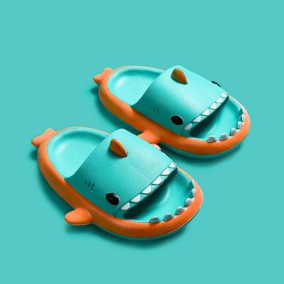 Stereo-kleur haai eva slippers kinderen antislip zachte bodem slippers maat: 220 (groene oranje kant) Stereo-kleur haai eva slippers kinderen antislip zachte bodem slippers maat: 220 (groene oranje kant)