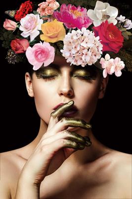 Foto Glas Art - Glasschilderij Vrouw met Gekleurde Bloemen in het haar, 80x120cm. prachtig voor in woonkamer en slaapkamer