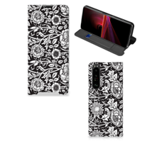 Sony Xperia 1 III Smart Cover Black Flowers - thumbnail