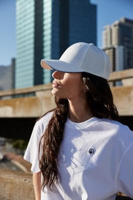 Beechfield CB195R Team Sports-Tech Cap - White/French Navy - One Size Beechfield CB195R Team Sports-Tech Cap - White/French Navy - One Size