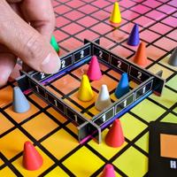 European Player Network Hues and Cues Bordspel (Engels, 3 - 6 spelers, 30 minuten, Vanaf 8 jaar) - thumbnail