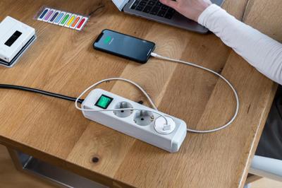 Brennenstuhl Brennenstuhl 1508110, USB, Weiß, IP44, 2,4 A, 5 V, 2,4 A USB-oplader 12 W 1x USB-A Wit Binnen