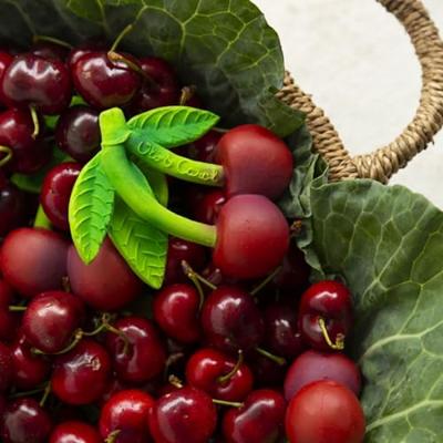 Mery de Kers bijtspeeltje - OLI & CAROL rood Mery de Kers bijtspeeltje - OLI & CAROL rood