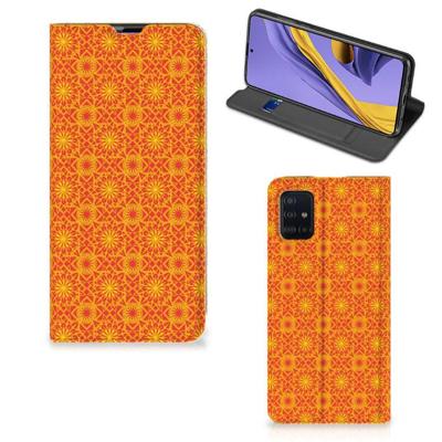 Samsung Galaxy A51 | Hoesje met Magneet | Batik Oranje Samsung Galaxy A51 | Hoesje met Magneet | Batik Oranje