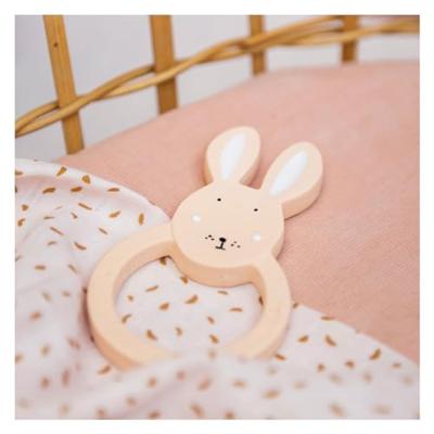 Trixie bijtring rond mrs. rabbit