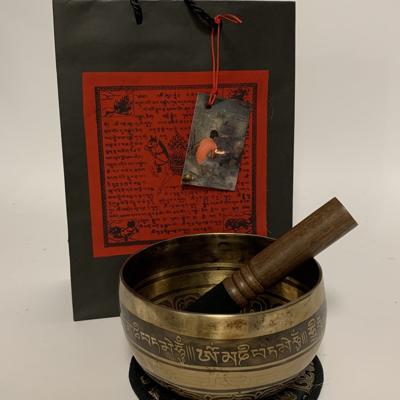 Handgemaakte Klankschaal Cobrebati met Mantra OMPH (Medium) Handgemaakte Klankschaal Cobrebati met Mantra OMPH (Medium)