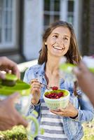 Emsa Clip & Go Fruit Bowl 1.1 l Kunststof Met deksel, Waterdicht, Vaatwasserbestendig Transparant, Groen 600577 - thumbnail