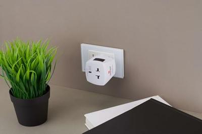 SKROSS Muv Micro World Adapter, compacte adapterstekker, universele reisadapter, eenvoudige en veilige verbinding voor meer dan 220 reisbestemmingen