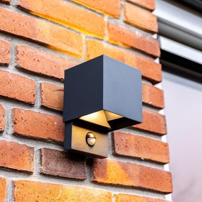 Kansas LED Wandlamp PIR Sensor - Antraciet - IP65 - 3000K warm wit - Binnen & Buiten - Up & Down Light - Kubus Kansas LED Wandlamp PIR Sensor - Antraciet - IP65 - 3000K warm wit - Binnen & Buiten - Up & Down Light - Kubus