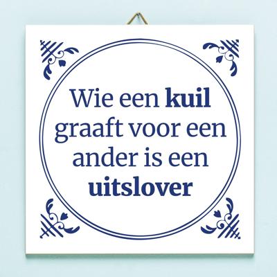Tegeltje Wie een kuil graaft voor een ander is een uitslover