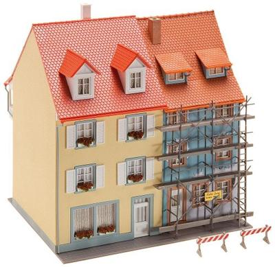 Faller 130494 H0 Stadshuizen met steigers