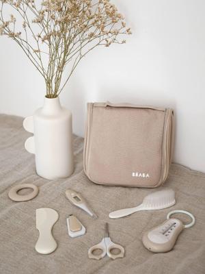 Toiletartikelen etui en 10 benodigdheden / toebehoren beige