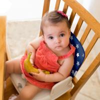 Babyverhoger voor eettafel - BENBAT - Draagbaar en wasbaar - Gemakkelijk op te vouwen - Verstelbaar veiligheidsharnas - Marineblauw - thumbnail