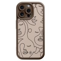 iPhone 15 Pro Max bruine case - Abstract faces - thumbnail