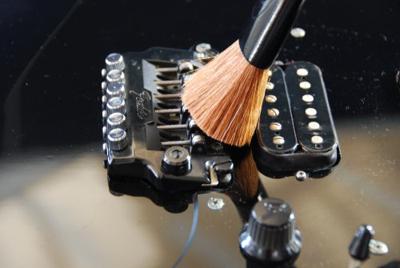 MusicNomad MN205 The Nomad Tool String, Body & Hardware Cleaning schoonmaakborstel voor gitaar en versterker